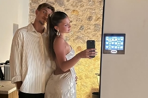 开云体育-20岁拜仁新援比绍夫官宣恋情，女友是拜仁名宿绍尔17岁的女儿